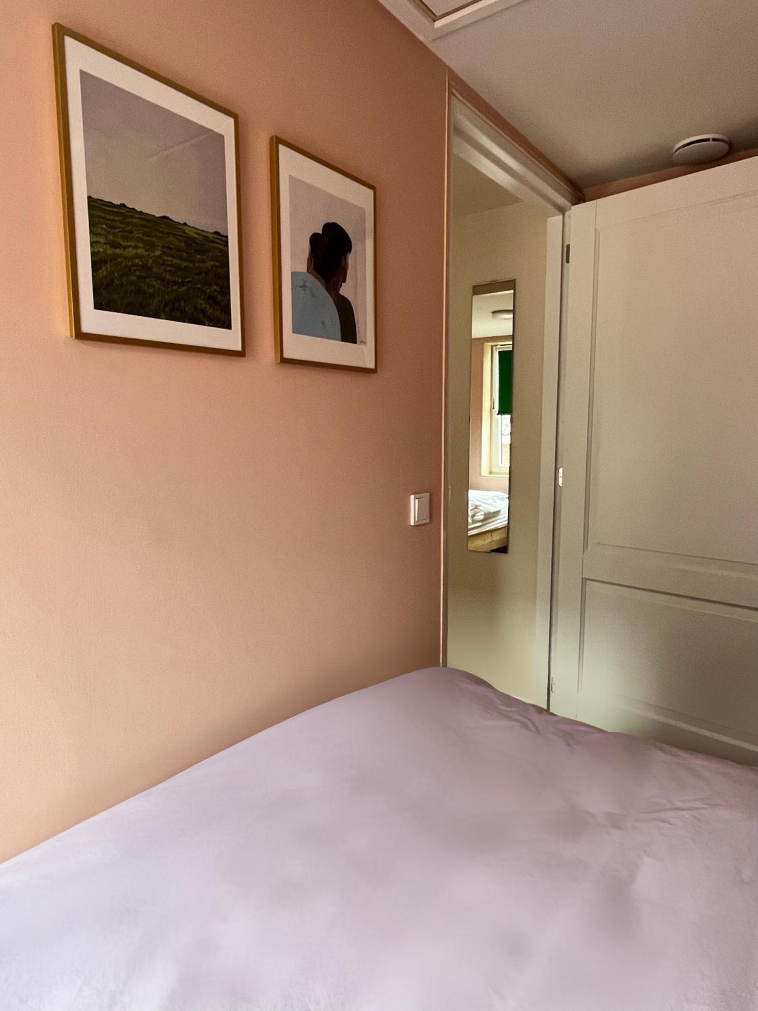 Red Cat In Bed Bed & Breakfast Eenrum ภายนอก รูปภาพ