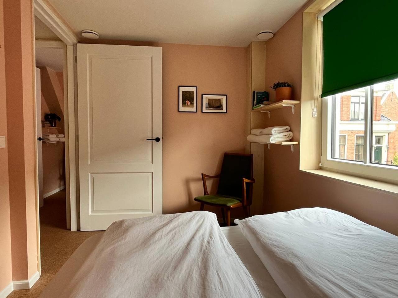 Red Cat In Bed Bed & Breakfast Eenrum ภายนอก รูปภาพ
